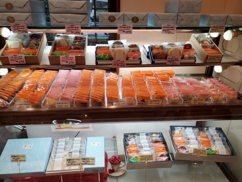 冨永松栄堂パティスリー店内3